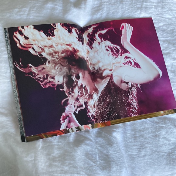 RARE Taylor Swift Speak Now 2011 World Tour Photo Book - Collectors Item 💜 - Picture 4 of 6